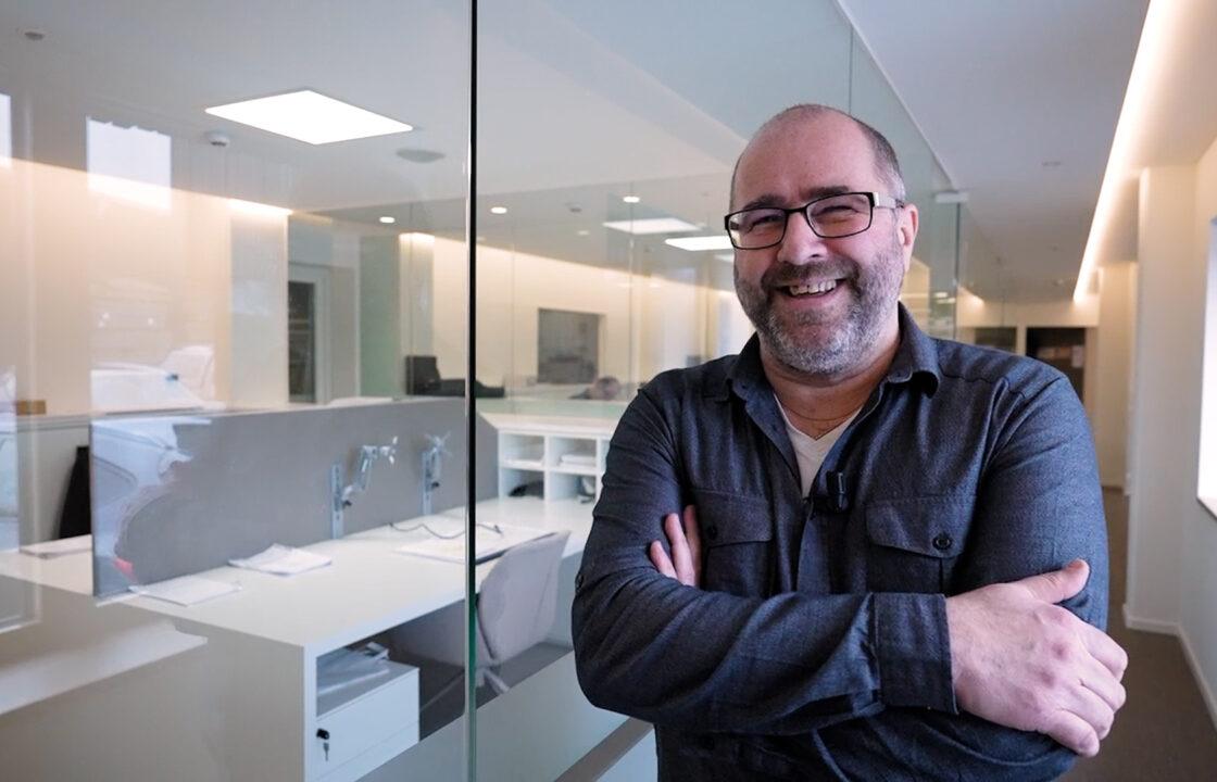 Portrait d'Eddy, gestionnaire technique & production ainsi que responsable de notre système informatique ERP au sein de Fabribois.