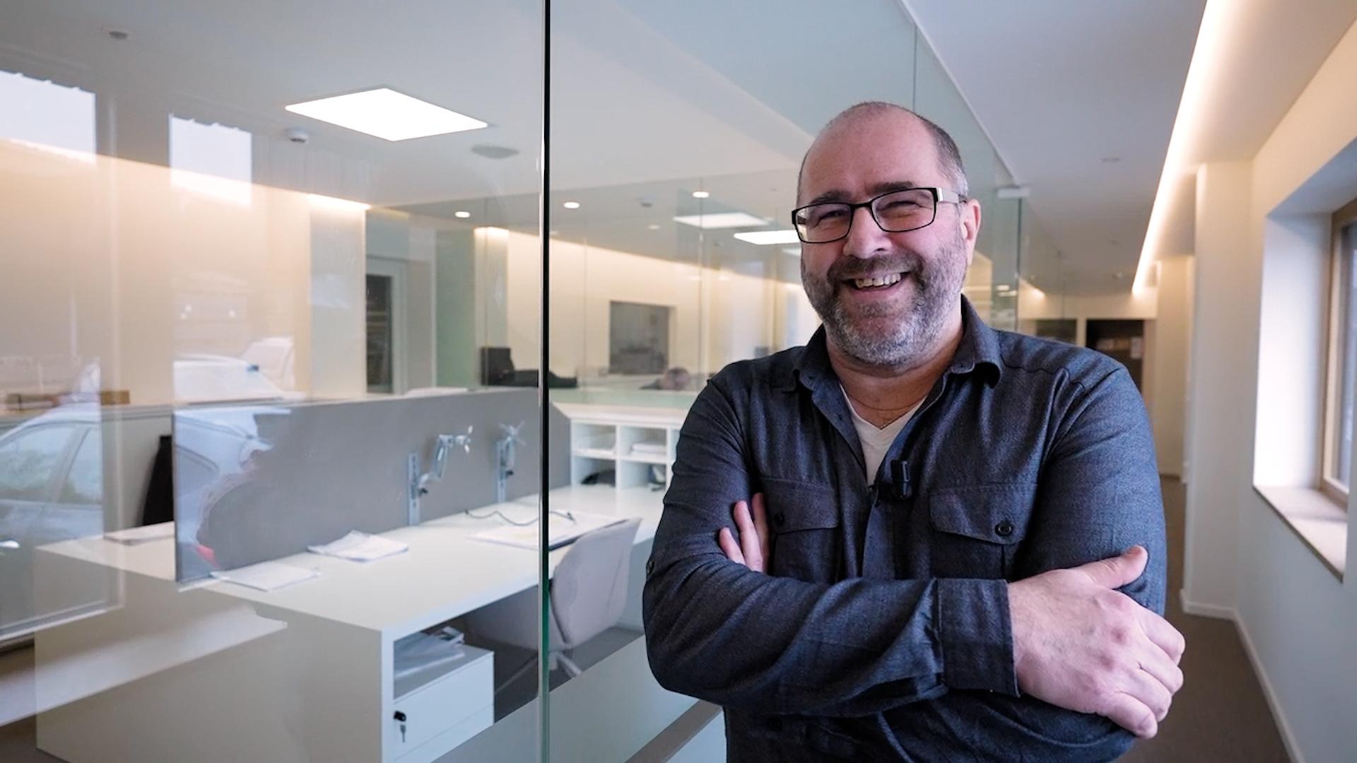 Portrait d'Eddy, gestionnaire technique & production ainsi que responsable de notre système informatique ERP au sein de Fabribois.