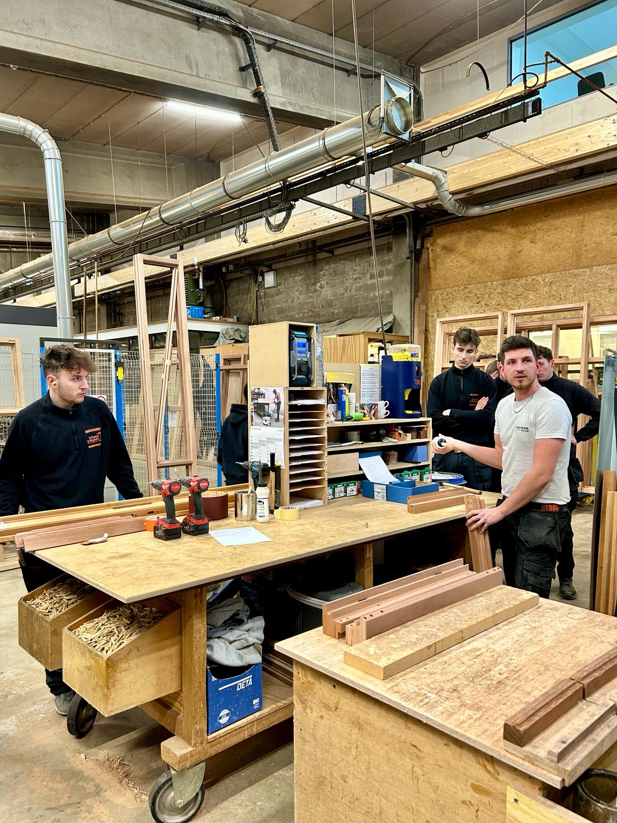 Photo de la journée découverte chez Fabribois avec les élèves de menuiserie