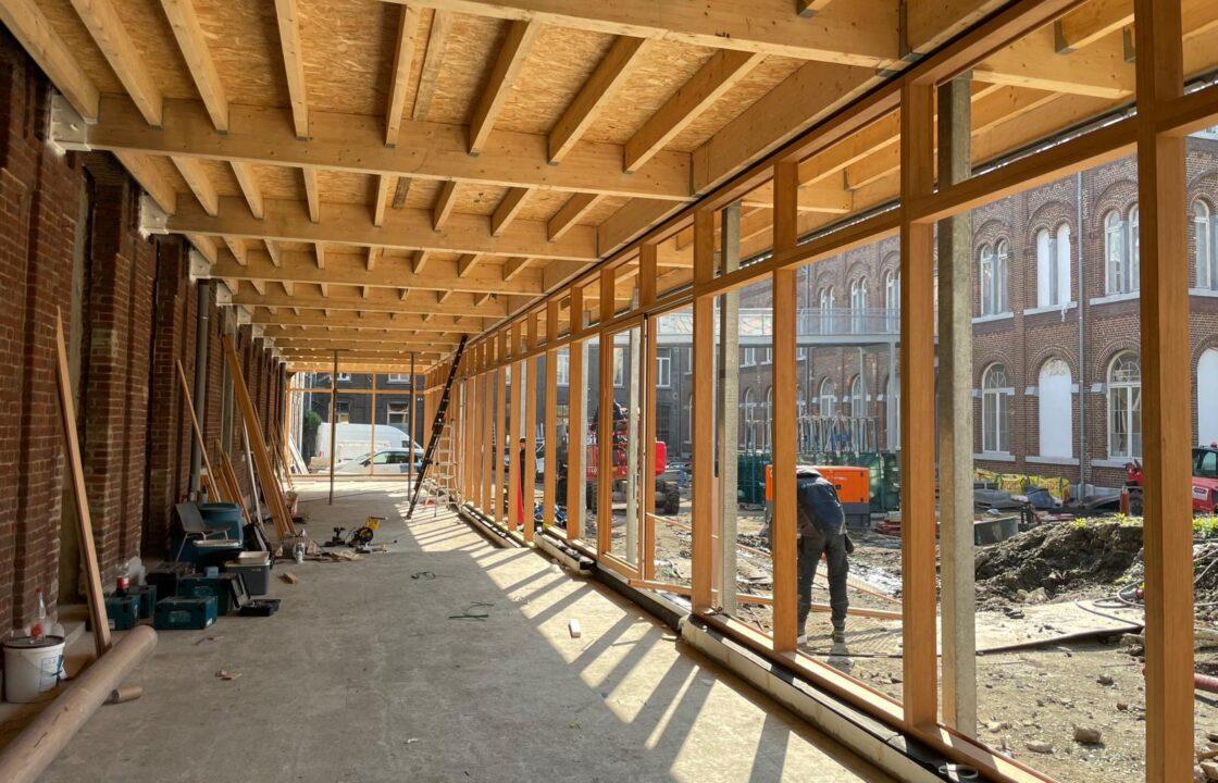 Photo du chantier HELMo avec les châssis Fabribois